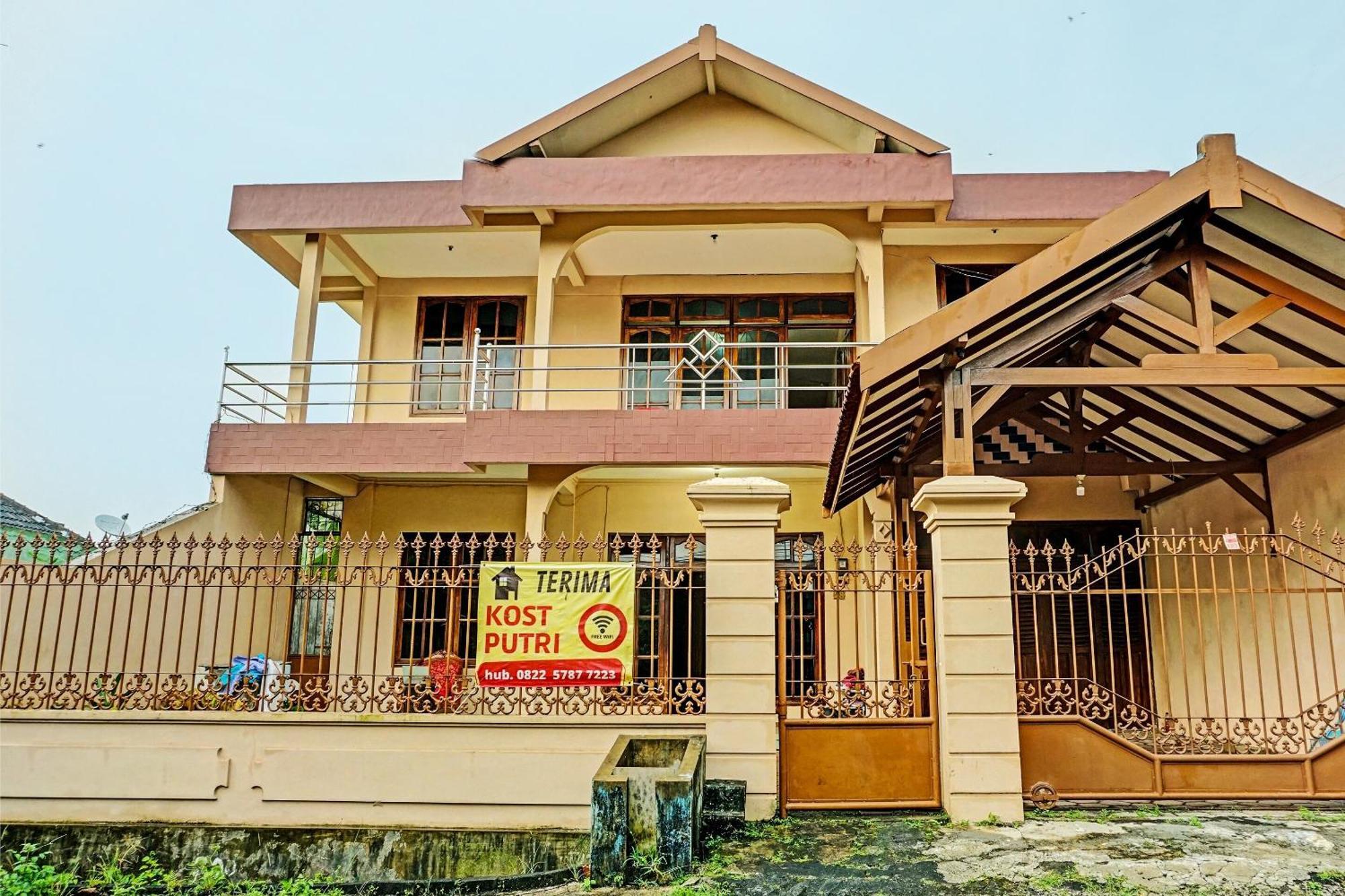 Spot On 92450 Homestay Simpang Panji Suroso Syariah Malang Dış mekan fotoğraf